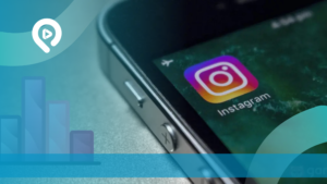 Visual edukasi Digital Marketing menampilkan seseorang sedang menganalisis data di smartphone dan buku catatan, dengan judul "Bagaimana Algoritma Instagram Menggunakan Data Engagement" untuk menjelaskan cara kerja sistem rekomendasi konten.