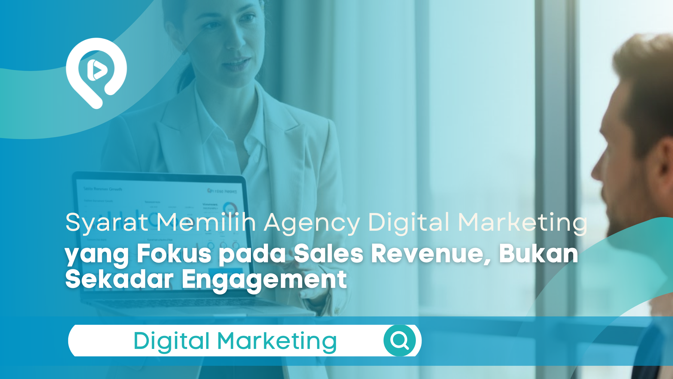 Seorang profesional wanita sedang mempresentasikan data grafik penjualan pada laptop kepada klien di kantor yang terang, dengan teks judul "Syarat Memilih Agency Digital Marketing yang Fokus pada Sales Revenue".