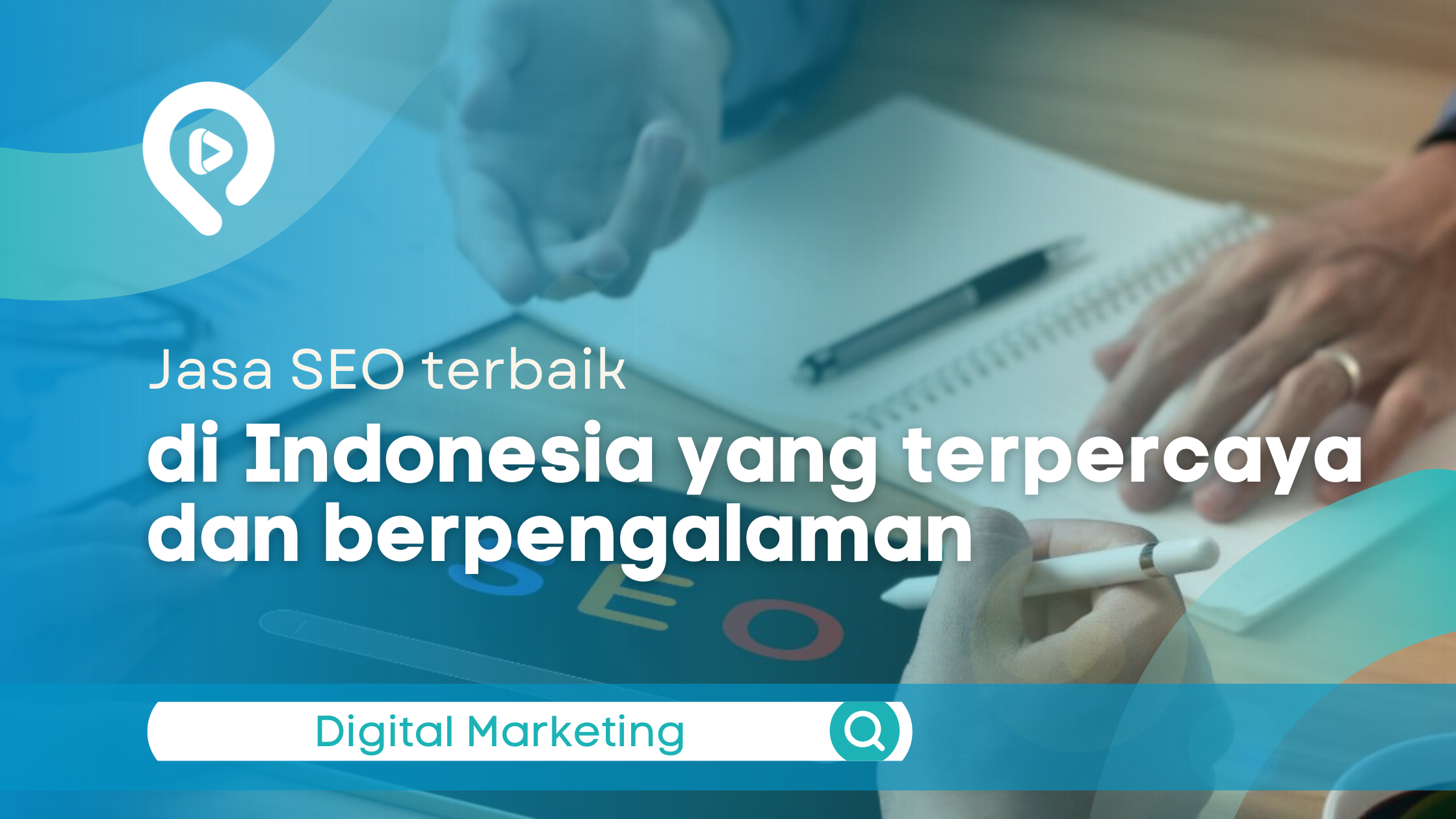 Tim digital marketing berdiskusi strategi SEO dengan laptop dan catatan