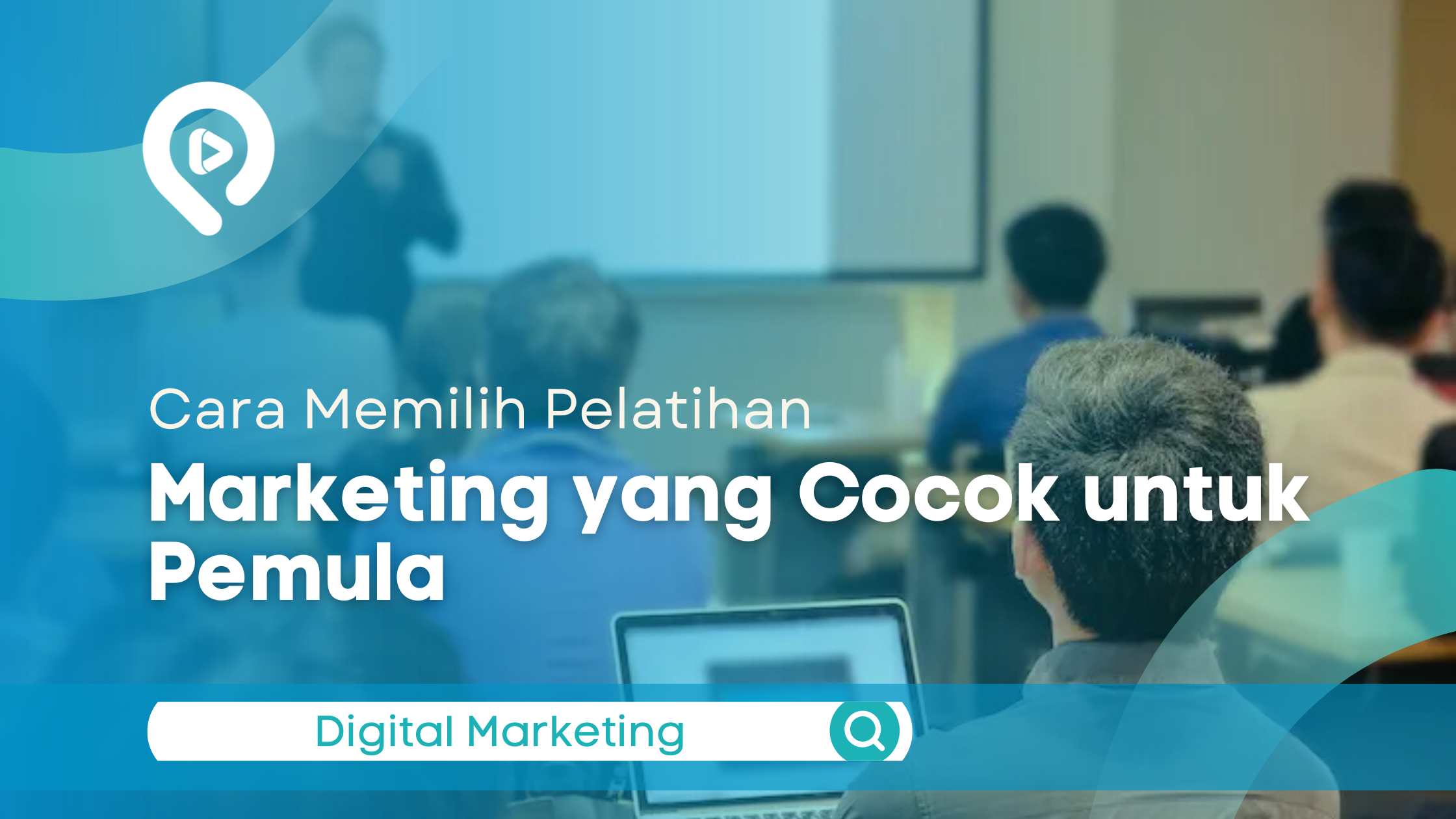 Suasana pelatihan digital marketing di ruang kelas dengan peserta memperhatikan presentasi di depan