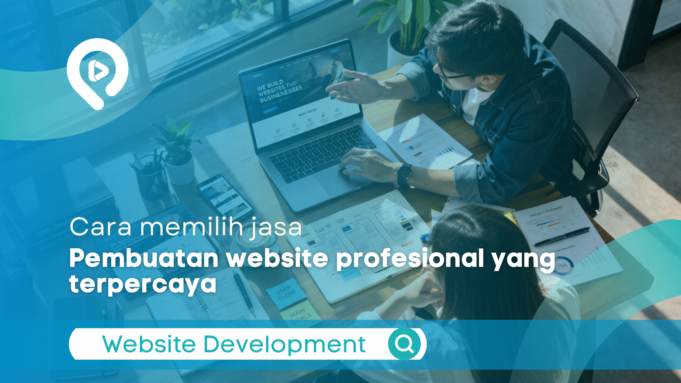 Tim sedang membahas jasa pembuatan website profesional terpercaya menggunakan laptop dan desain UI/UX di meja kerja