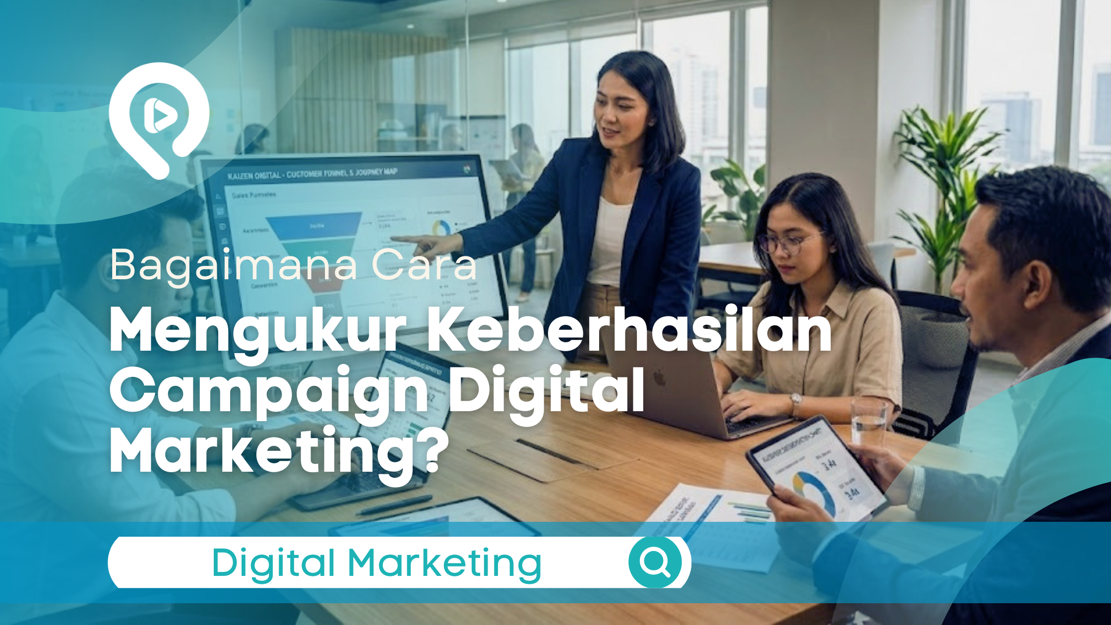 Tim profesional sedang melakukan pertemuan strategi di kantor yang cerah; seorang wanita menunjuk ke monitor yang menampilkan corong pemasaran, sementara yang lain menggunakan laptop dan tablet, dengan judul teks besar "Bagaimana Cara Mengukur Keberhasilan Campaign Digital Marketing?".