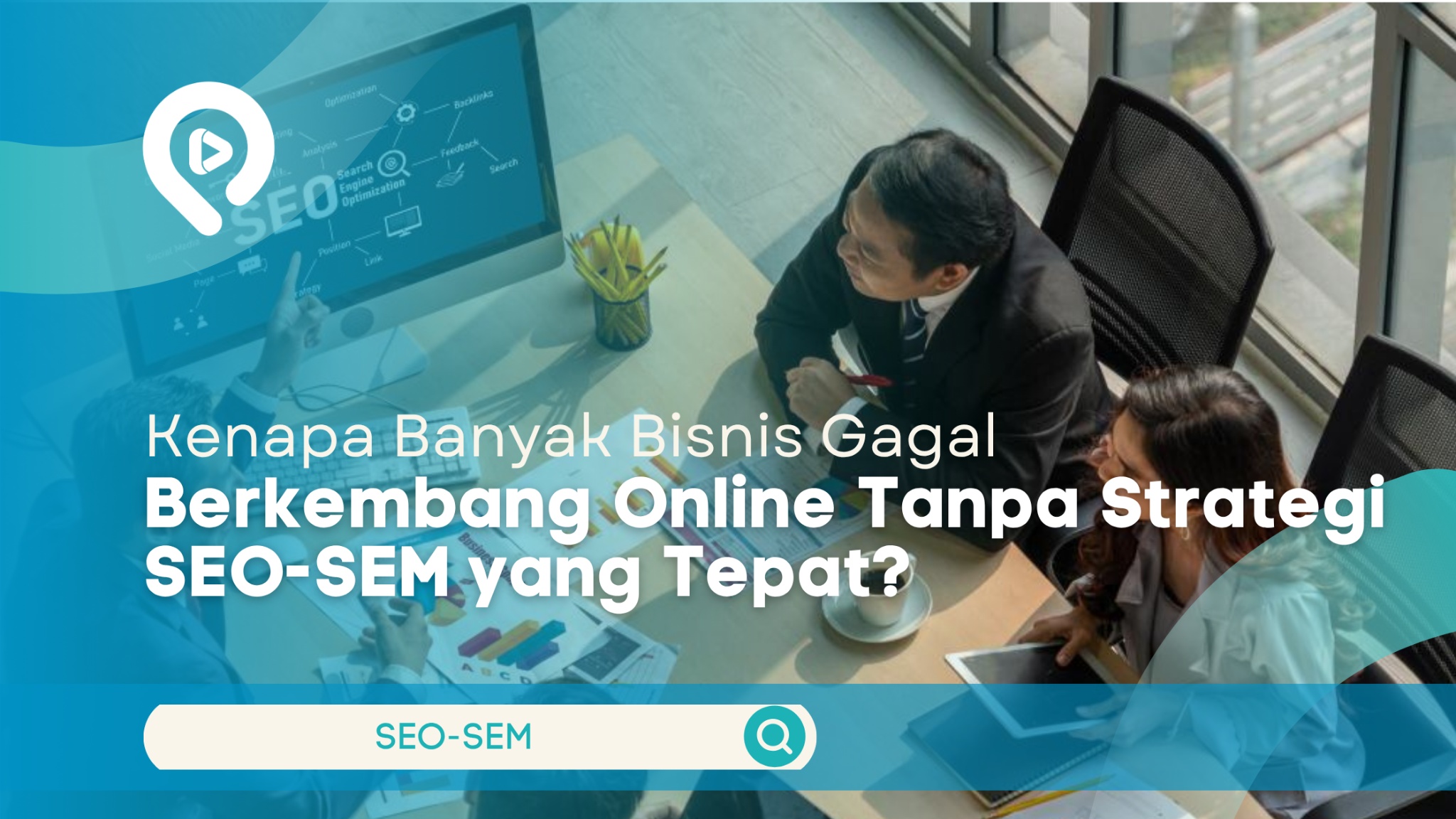 Tim bisnis sedang menganalisis strategi SEO-SEM dan data pemasaran digital menggunakan laptop dalam rapat bisnis.