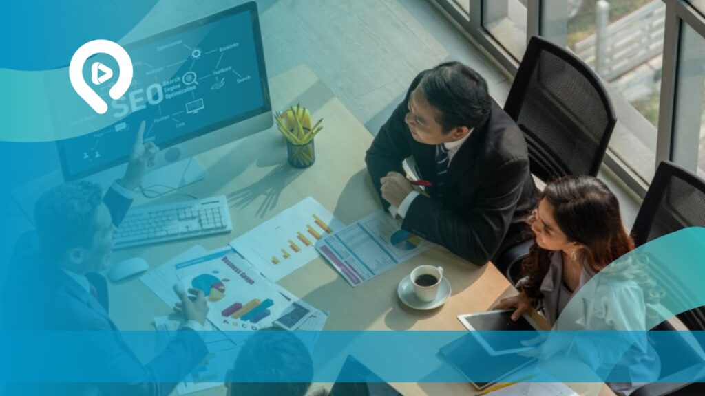 Tim bisnis sedang berdiskusi dan menganalisis data pemasaran digital serta strategi SEO menggunakan komputer dan laporan grafik.