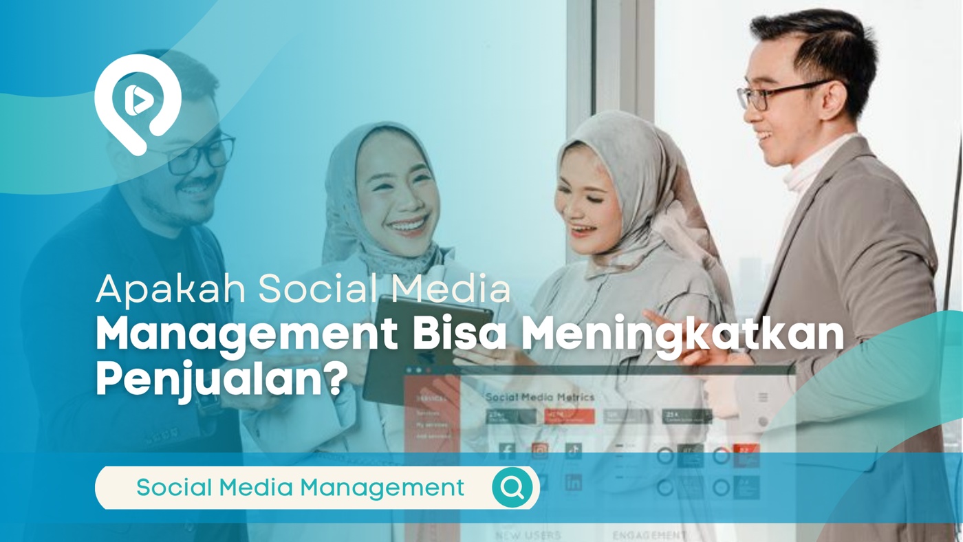 Tim profesional Indonesia berdiskusi menggunakan tablet dan menganalisis data media sosial untuk meningkatkan penjualan.
