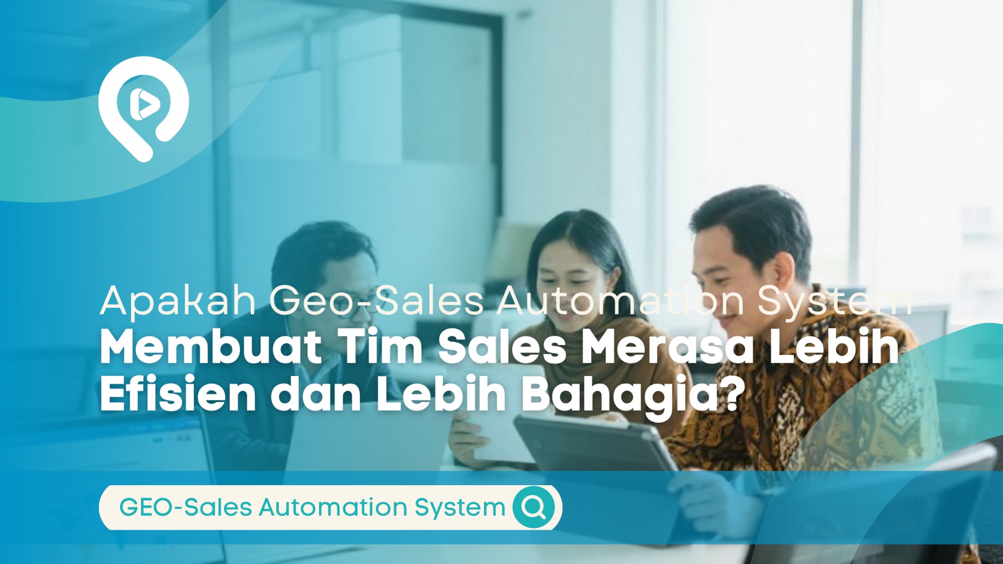 Tiga anggota tim sales sedang berdiskusi menggunakan laptop, tablet, dan dokumen dalam lingkungan kerja profesional, menggambarkan penerapan Geo-Sales Automation System untuk meningkatkan efisiensi tim sales.