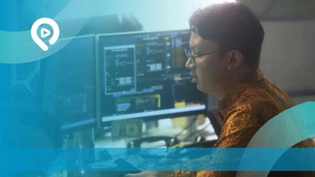 Pria sedang bekerja di depan komputer dengan tampilan kode program, menggambarkan aktivitas website development.