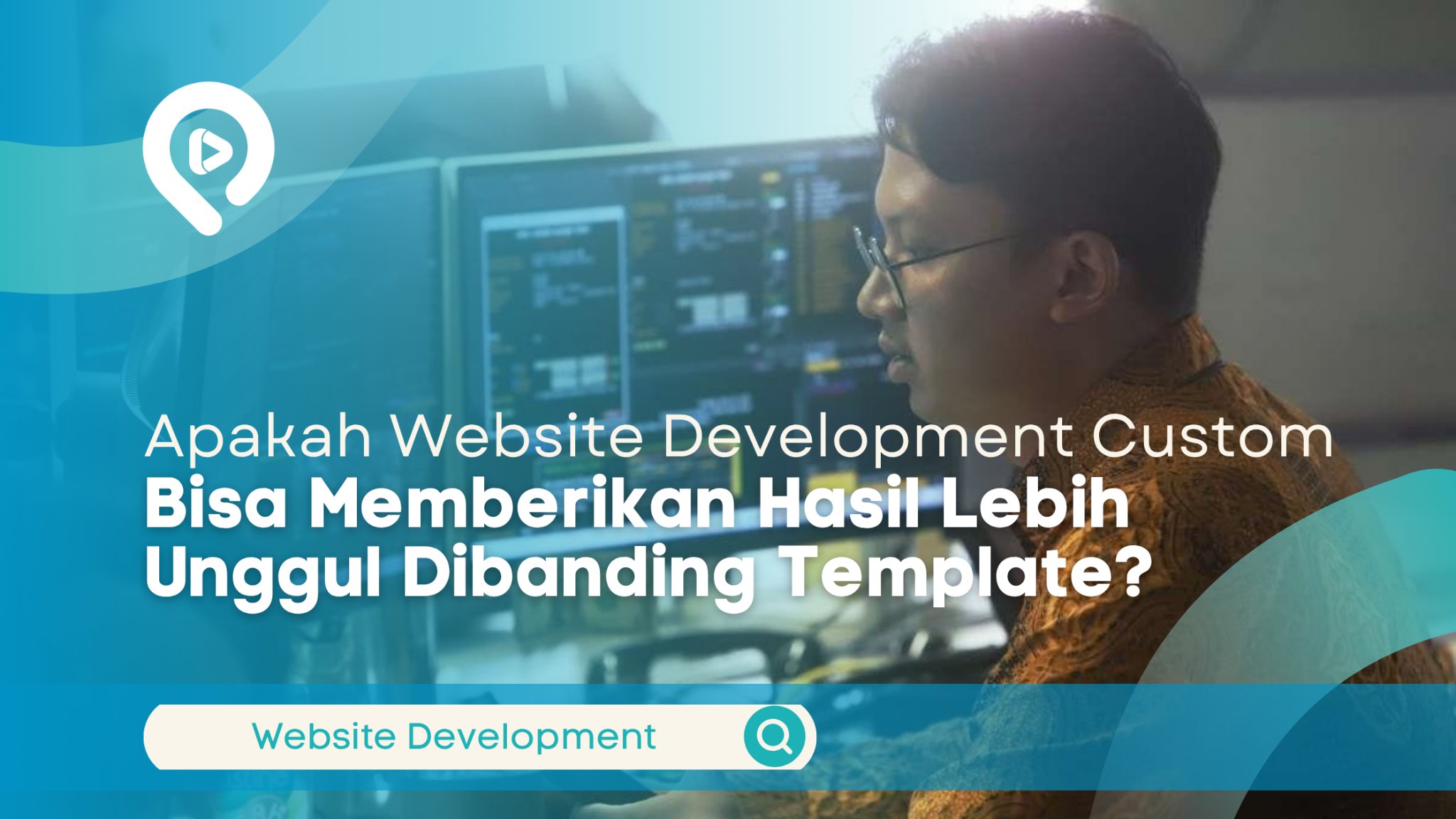 Pria Indonesia sedang bekerja di depan komputer dengan tampilan coding, disertai judul tentang website development custom dan template.