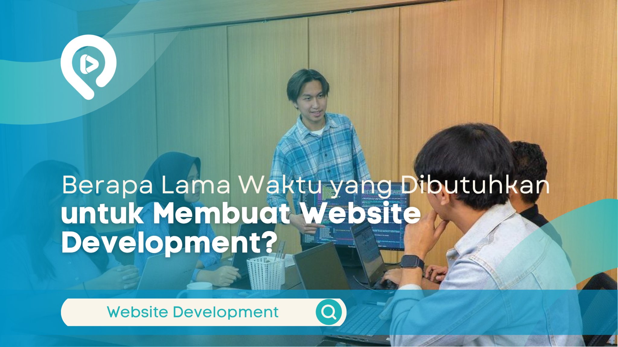 Ilustrasi tim sedang berdiskusi mengenai pengembangan website di depan komputer dengan judul “Berapa Lama Waktu yang Dibutuhkan untuk Membuat Website Development?” serta kata kunci “Website Development”.