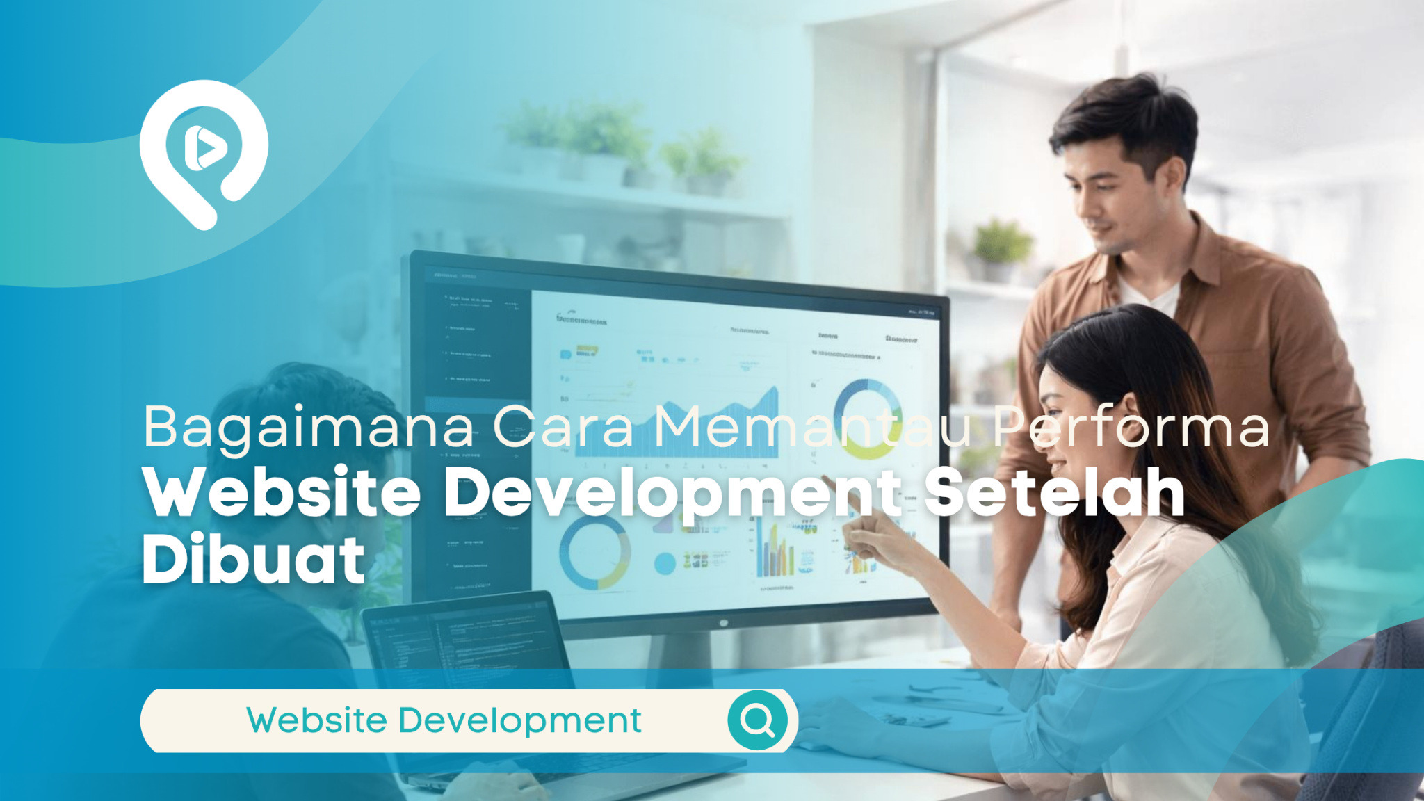 Tim pengembang website memantau performa dan data analitik website melalui dashboard di monitor komputer.
