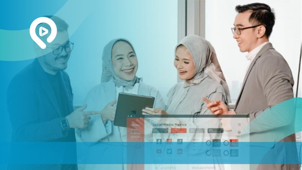 Tiga profesional Indonesia berdiskusi tentang strategi media sosial menggunakan tablet dan data analitik.