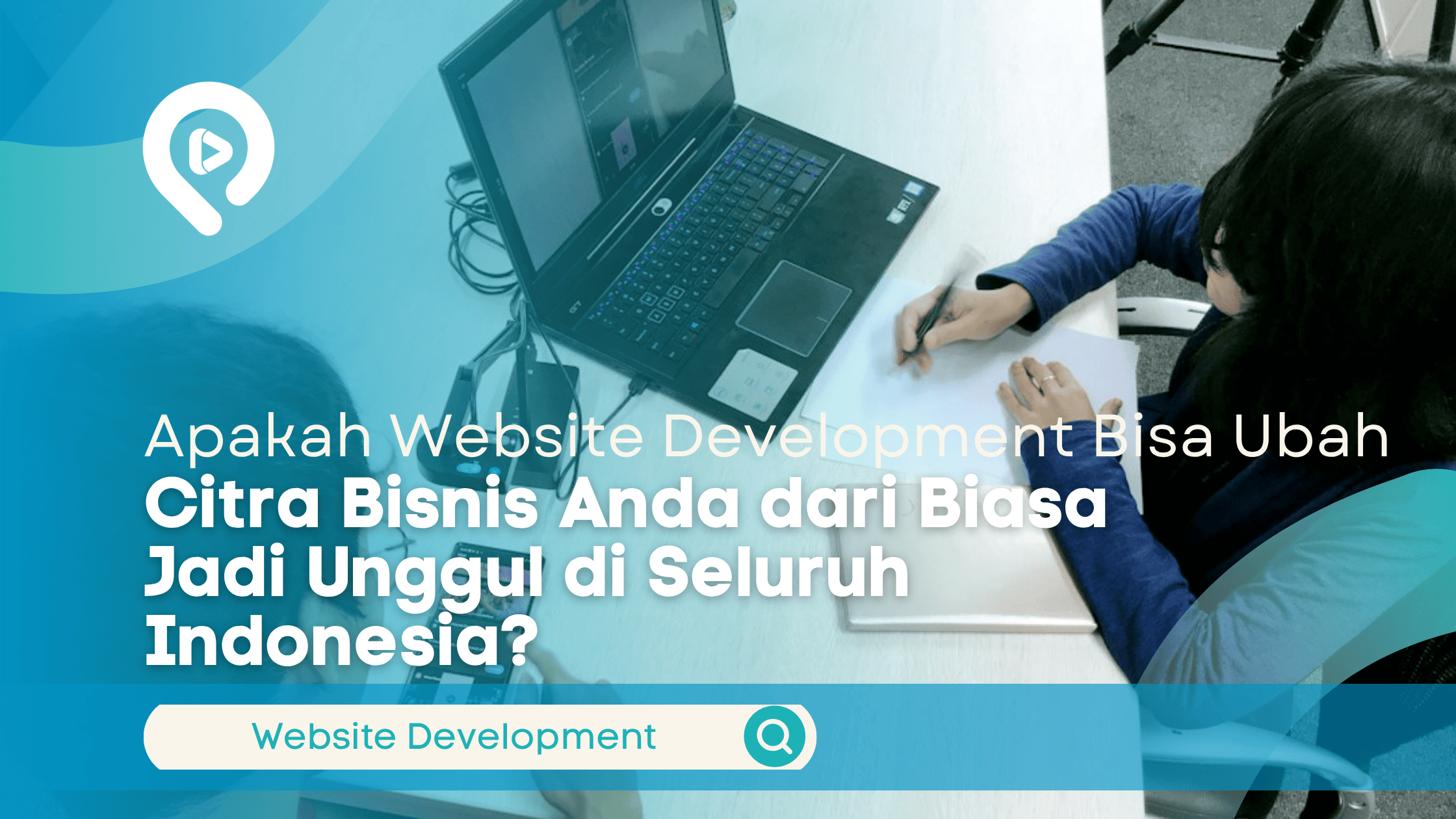Dua orang sedang menggunakan laptop dan ponsel di meja kerja, dengan desain grafis berwarna biru bertuliskan “Apakah Website Development Bisa Ubah Citra Bisnis Anda dari Biasa Jadi Unggul di Seluruh Indonesia?”