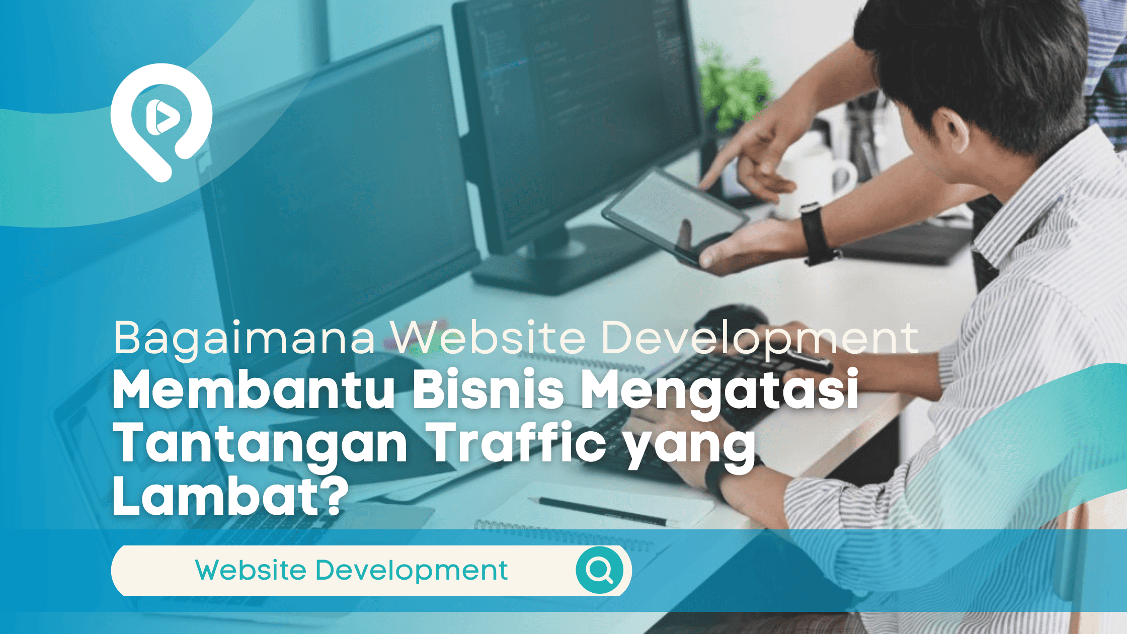 Dua orang bekerja di depan komputer dan berdiskusi menggunakan tablet dalam proses pengembangan website untuk mengatasi tantangan traffic yang lambat.