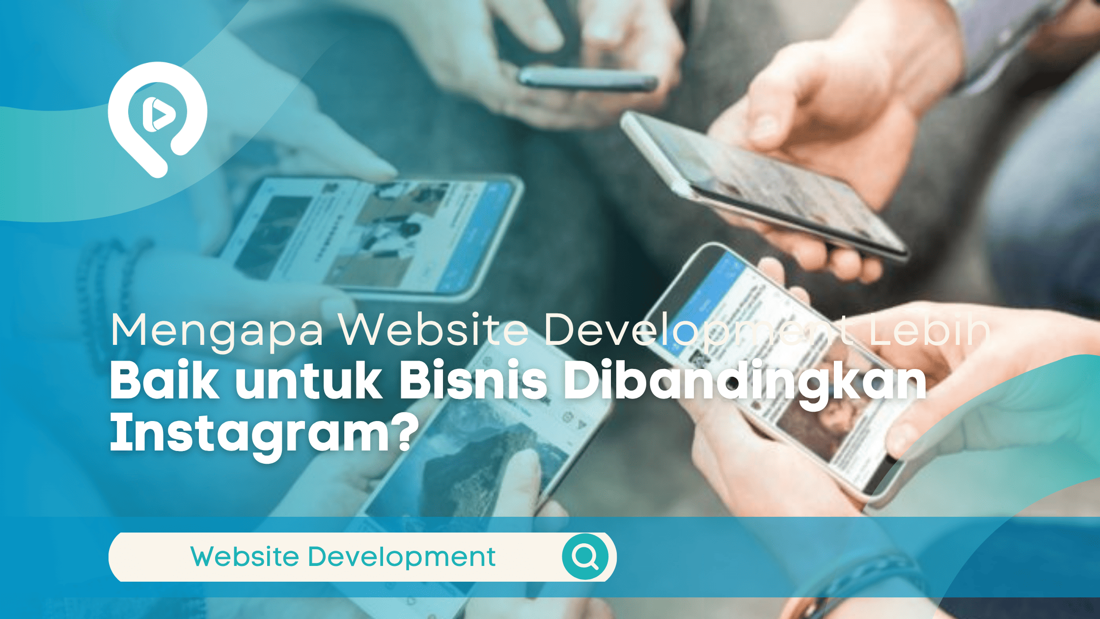 Beberapa orang menggunakan smartphone untuk mengakses media sosial dan konten digital sebagai ilustrasi perbandingan website development dengan Instagram untuk kebutuhan bisnis.