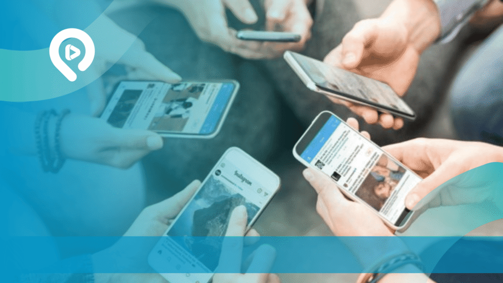 Beberapa orang menggunakan smartphone untuk mengakses Instagram dan konten digital sebagai bagian dari aktivitas pemasaran dan promosi bisnis melalui media sosial.