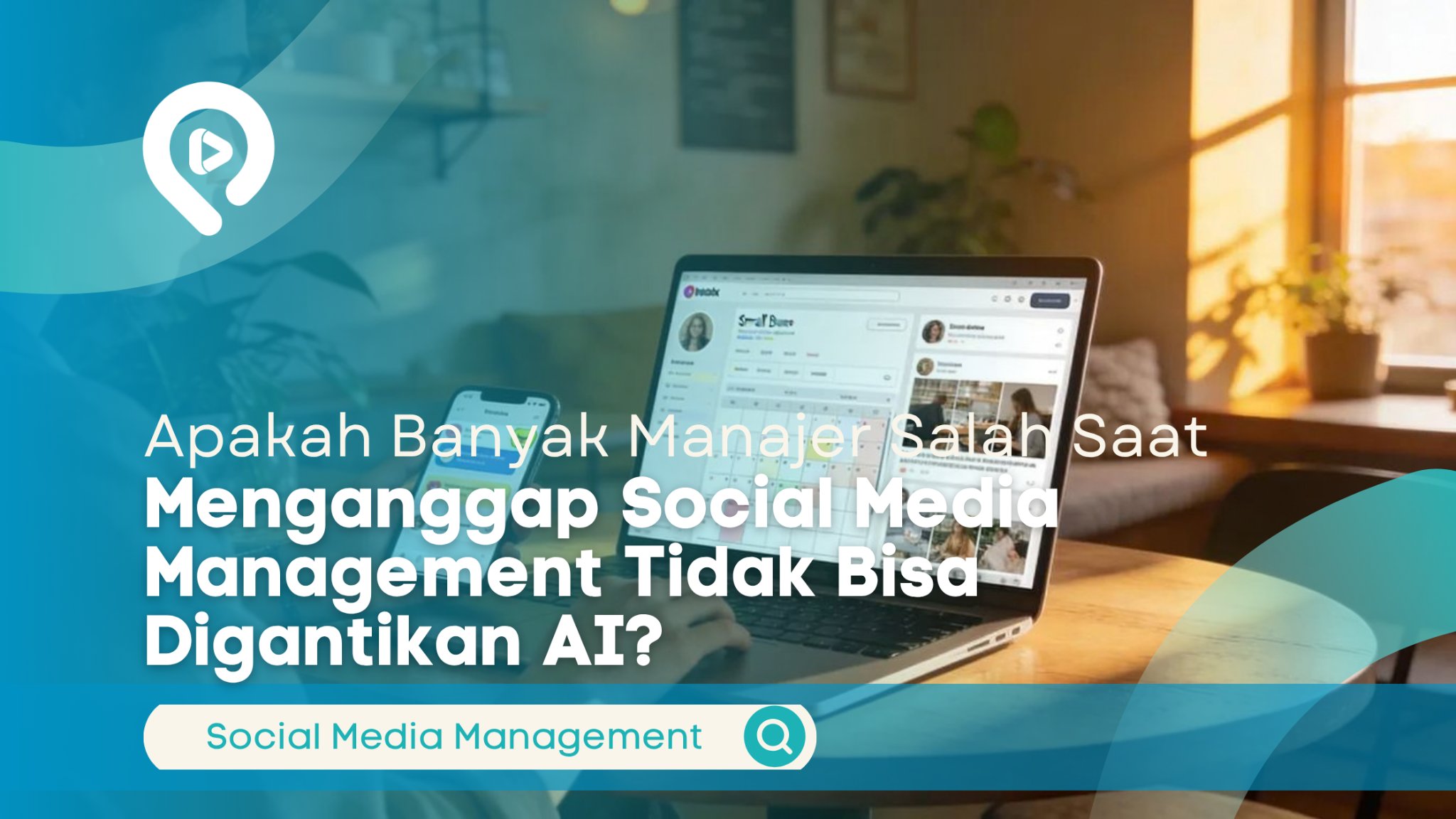 Ilustrasi manajer media sosial bekerja menggunakan laptop dan smartphone dengan teks ‘Apakah Banyak Manajer Salah Saat Menganggap Social Media Management Tidak Bisa Digantikan AI?’ serta label ‘Social Media Management