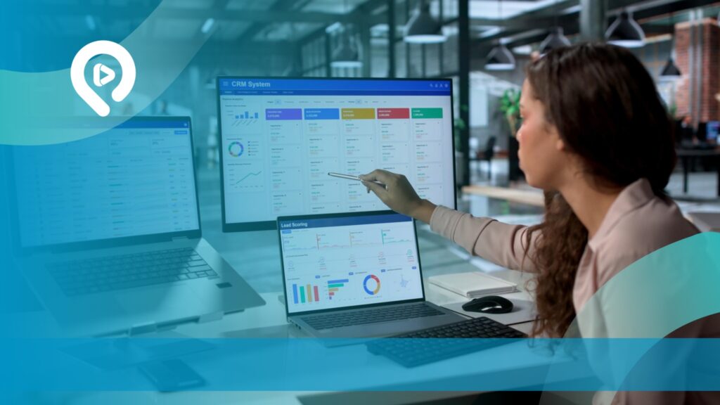 Perempuan menganalisis dashboard CRM untuk mengelola proses penjualan melalui sistem GSAS.