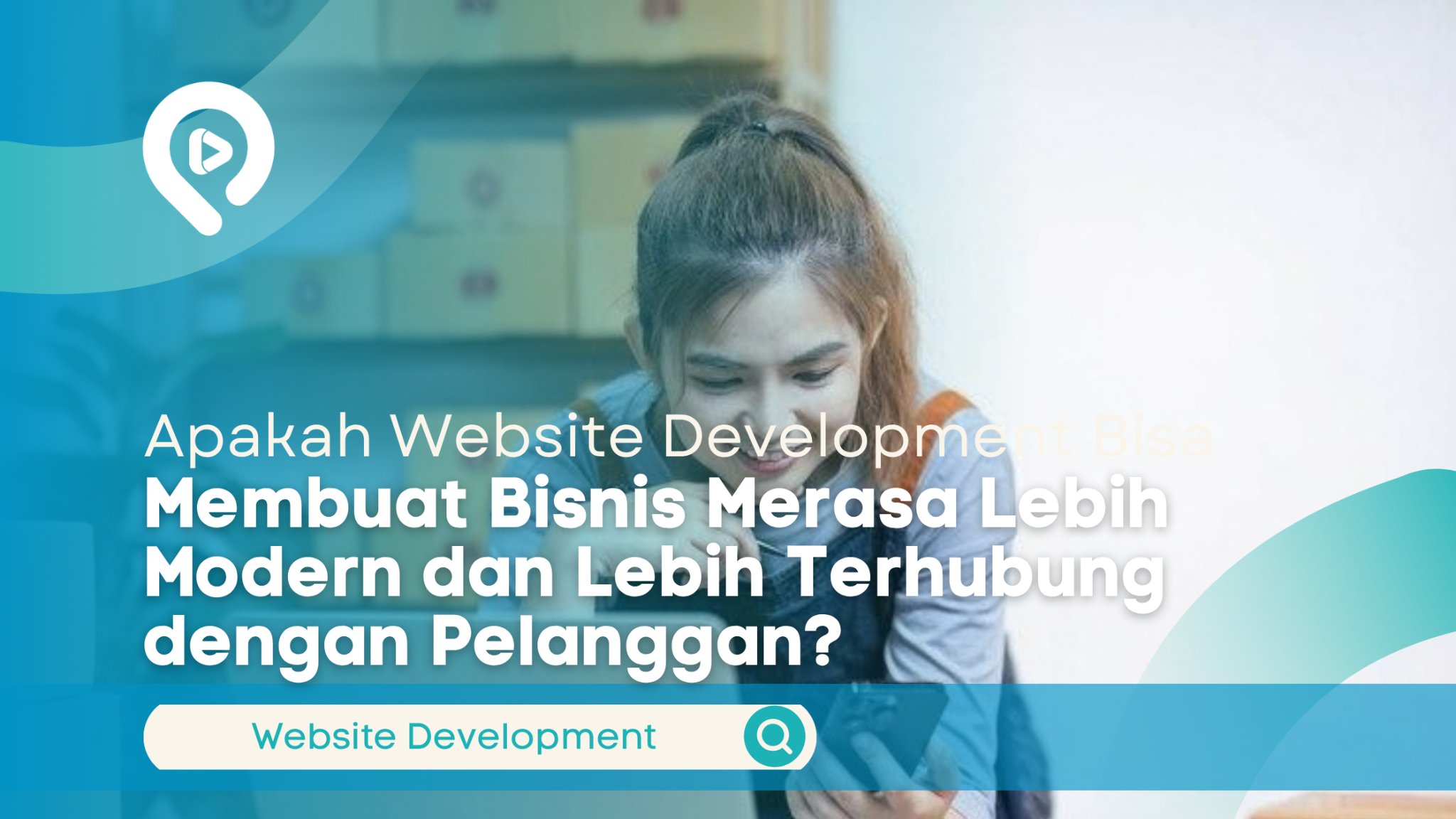Perempuan menggunakan laptop untuk mengelola bisnis melalui website development.