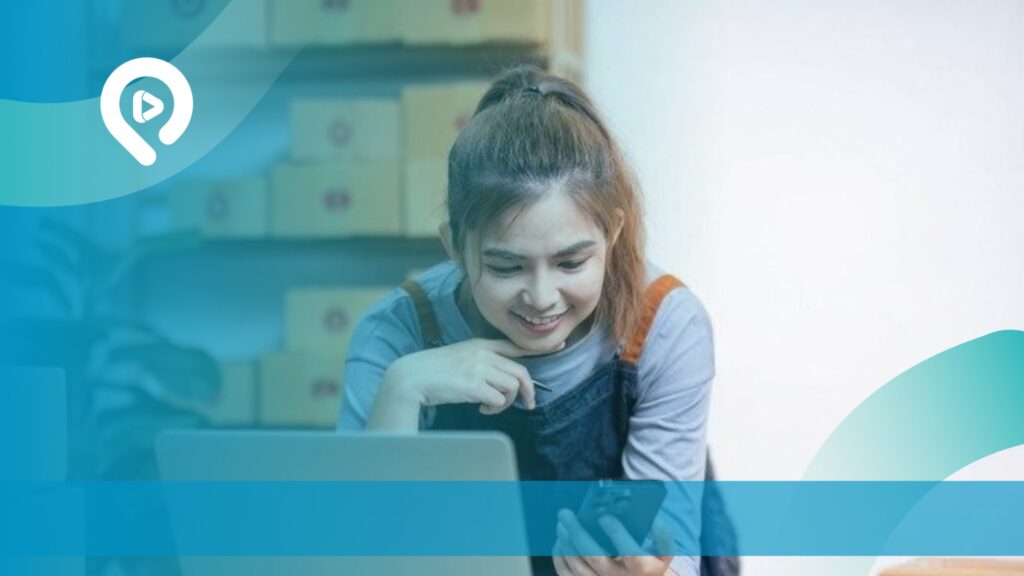 Perempuan menggunakan laptop untuk mengakses dan mengelola website bisnis.