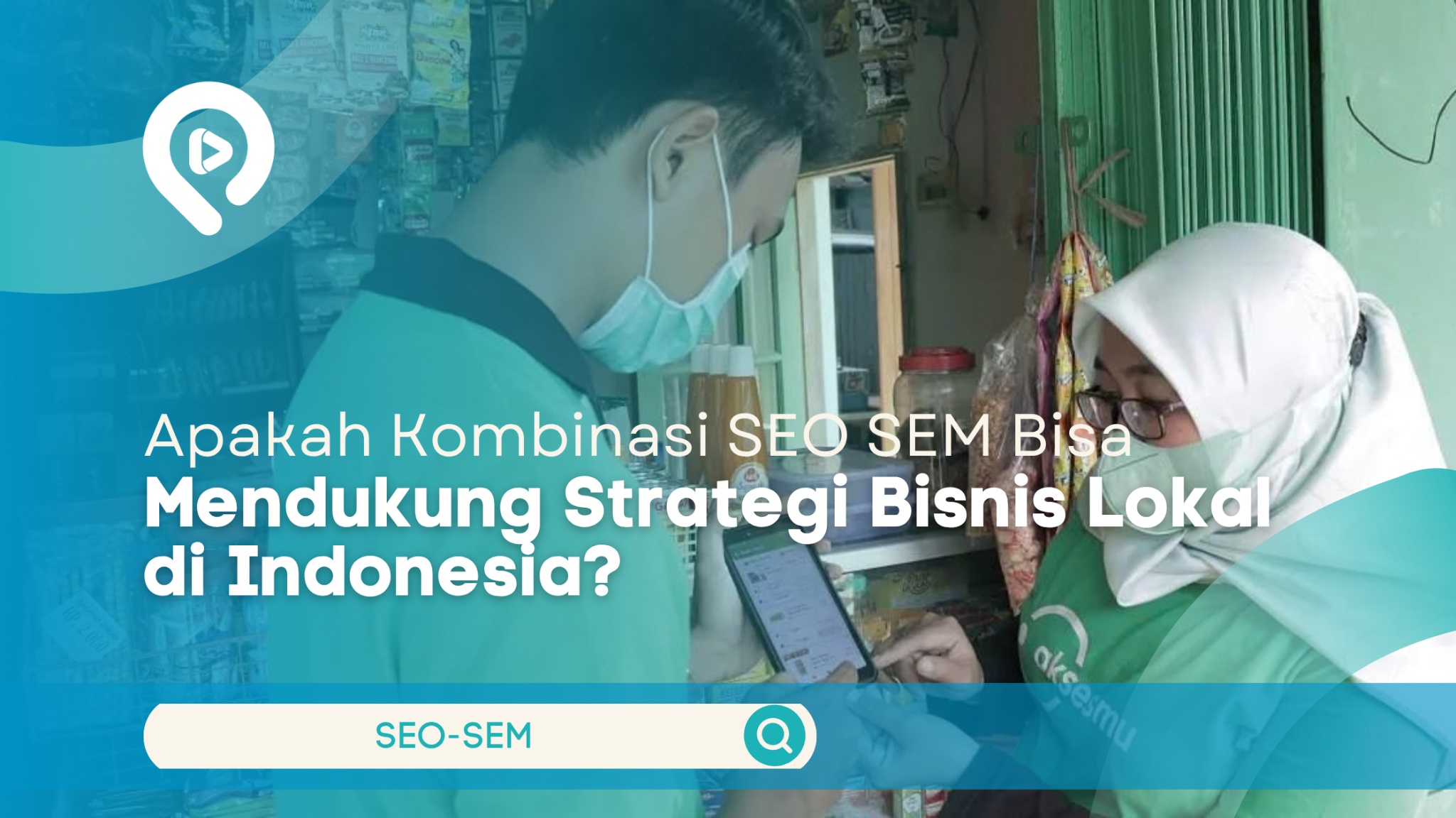 Pemilik usaha lokal menggunakan smartphone untuk mendukung pemasaran digital bisnis.