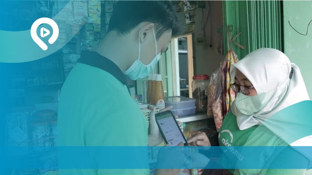 Pemilik usaha lokal menggunakan smartphone untuk mendukung pemasaran digital bisnis.