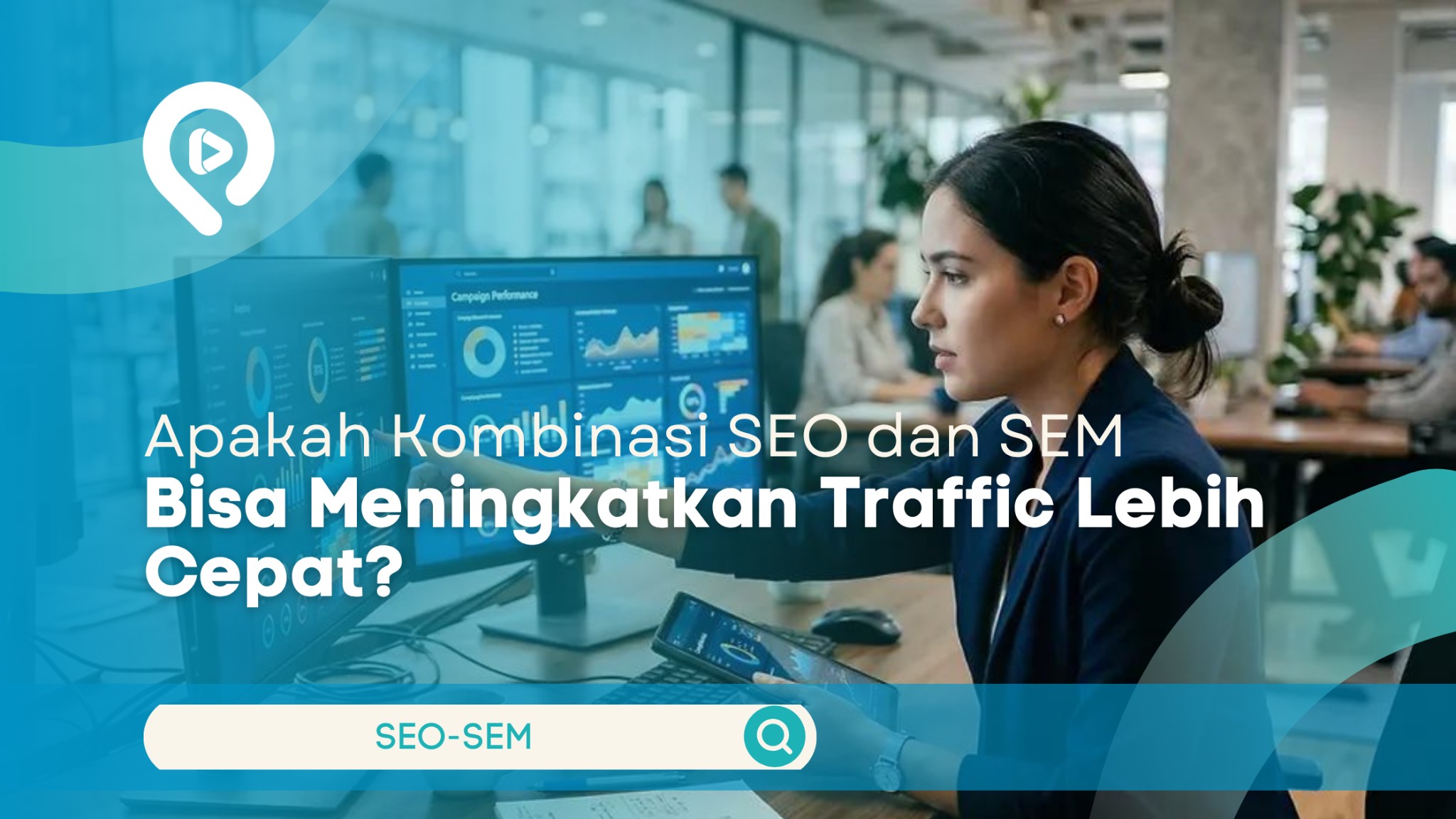 Perempuan menganalisis performa kampanye digital dan data traffic website untuk strategi SEO dan SEM.