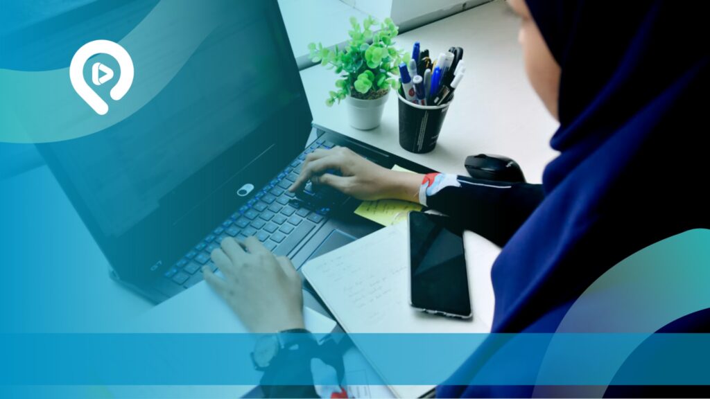 Seseorang menggunakan laptop sambil mencatat ide untuk perencanaan dan pengelolaan konten media sosial bisnis.
