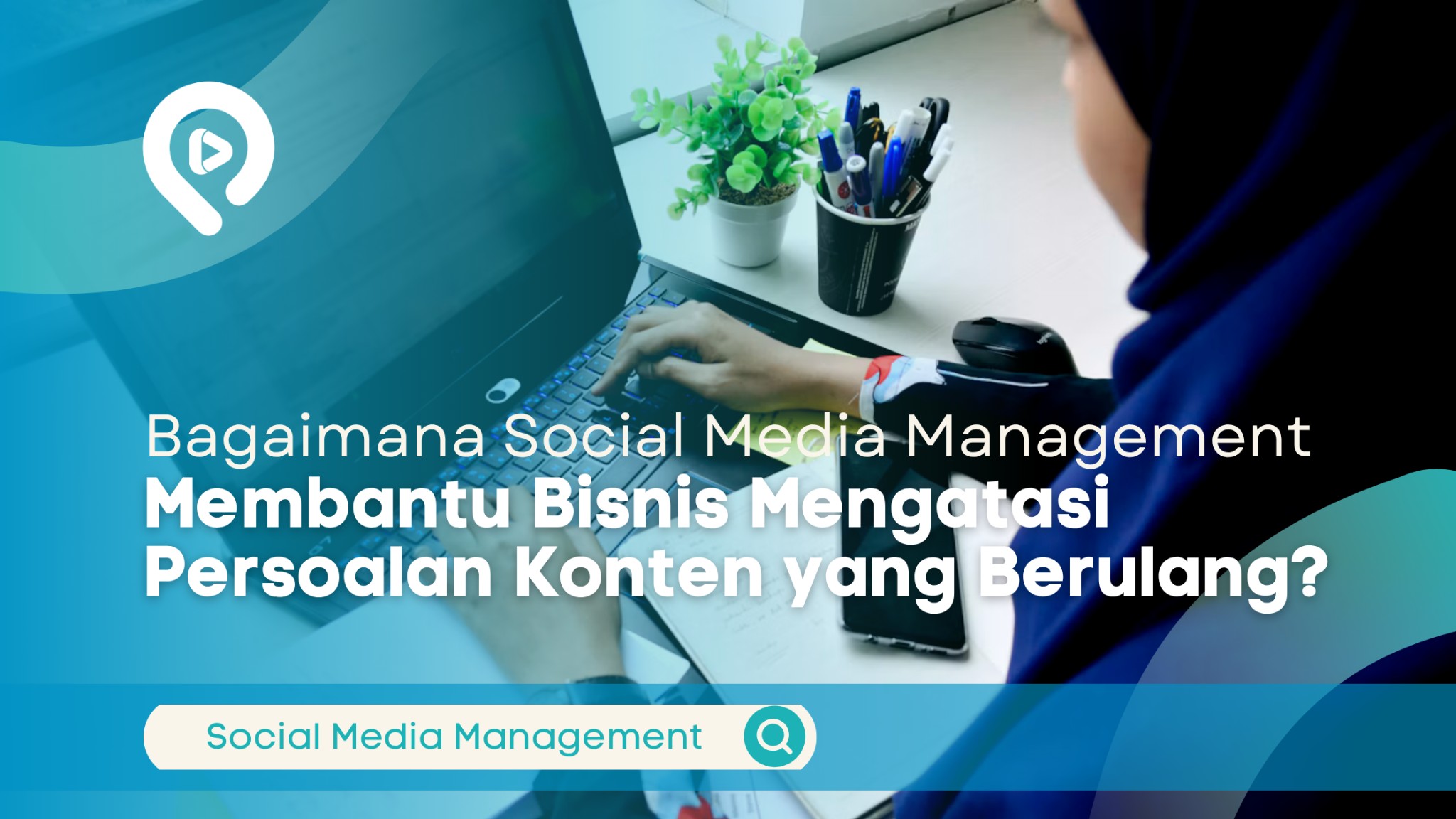 Seseorang menggunakan laptop dan mencatat ide konten untuk mengelola media sosial bisnis.