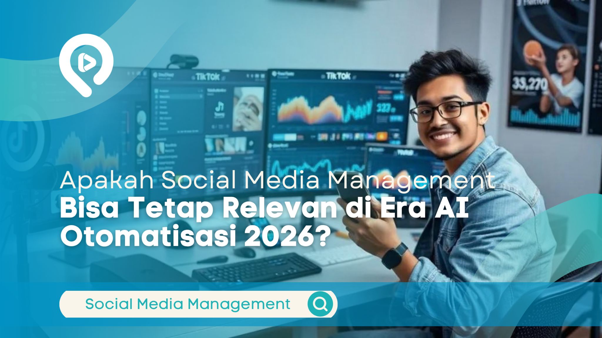 Pria profesional memantau dan mengelola media sosial melalui dashboard analytics dan smartphone.