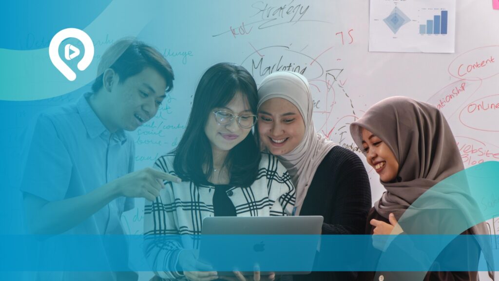 Tim marketing berdiskusi menggunakan laptop untuk menyusun strategi pemasaran digital dan media sosial.