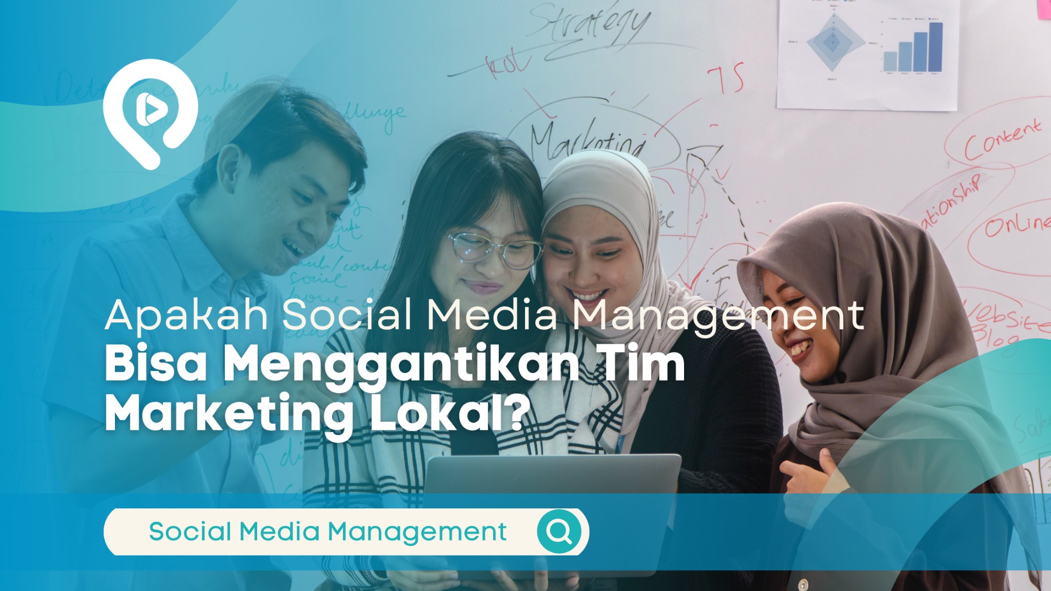 Tim marketing berdiskusi menggunakan laptop untuk menyusun strategi pemasaran digital dan media sosial.